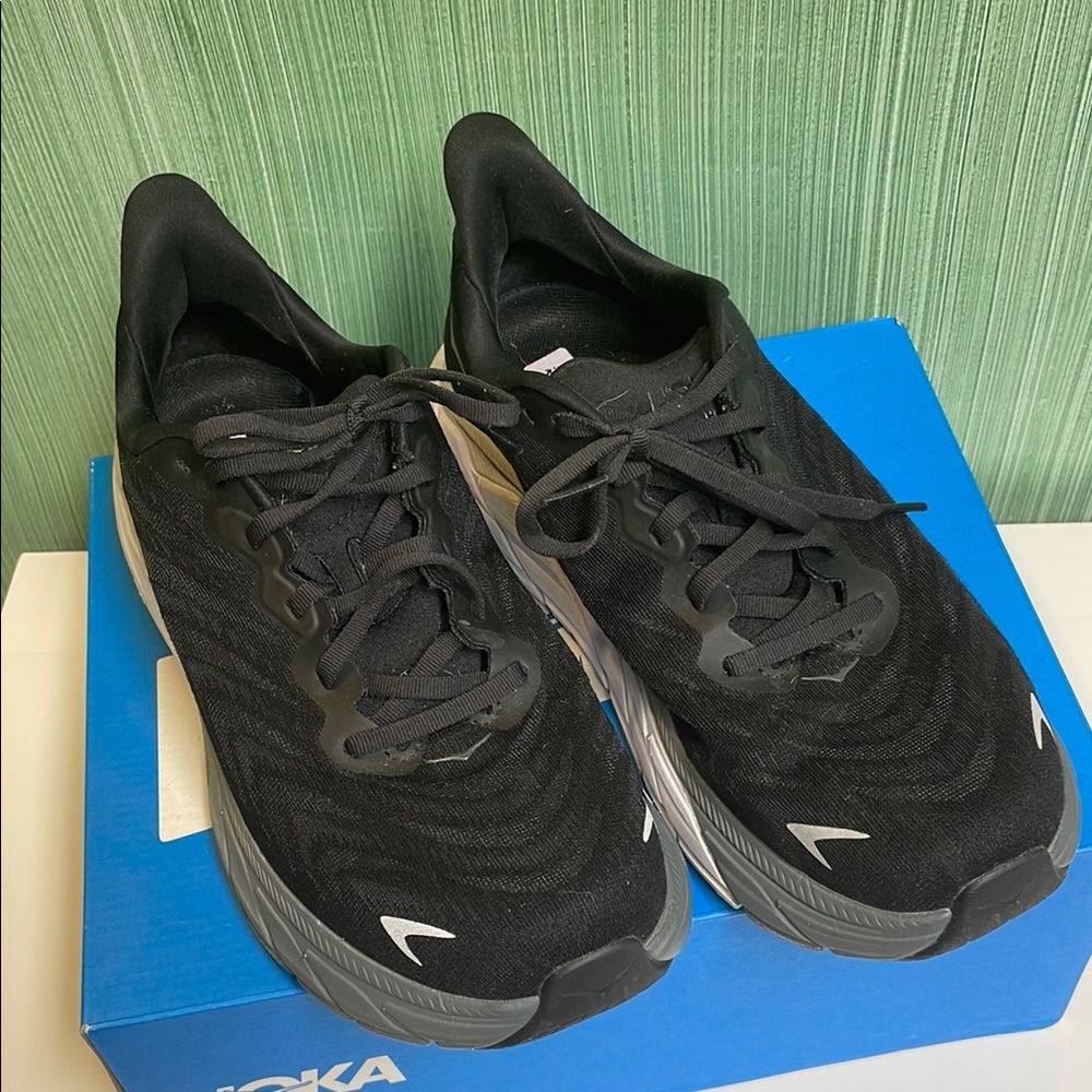 Hoka Black and White Arahi wide shoes